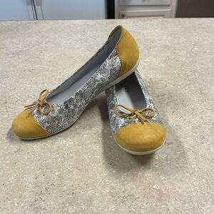 Sabrina’s Made In Spain SZ 42 EU Yellow Floral Print Flat Suede Accents